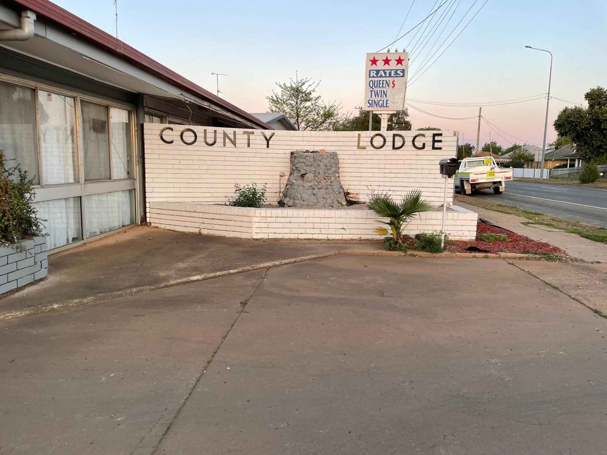 County Lodge Motor Inn West Wyalong Exterior photo