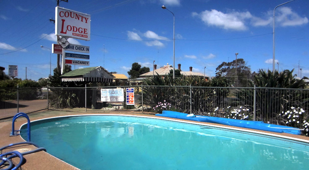 County Lodge Motor Inn West Wyalong Exterior photo