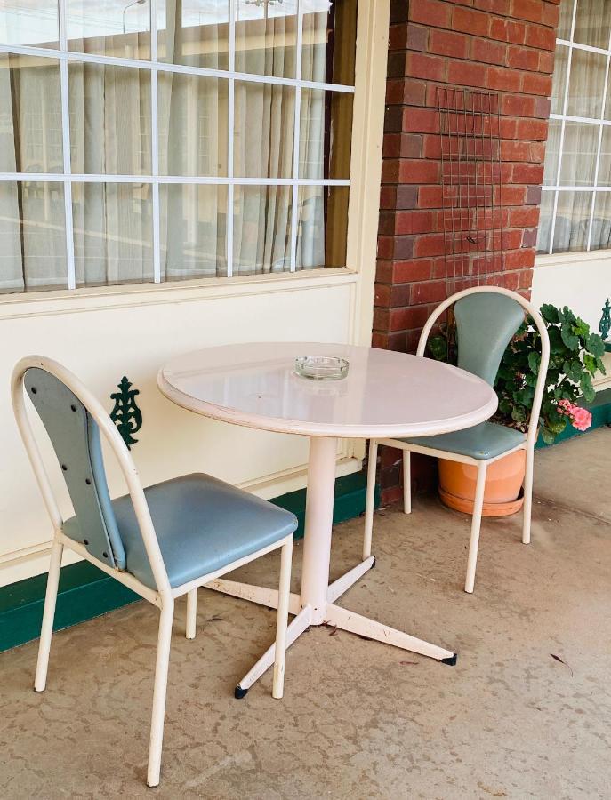 County Lodge Motor Inn West Wyalong Exterior photo